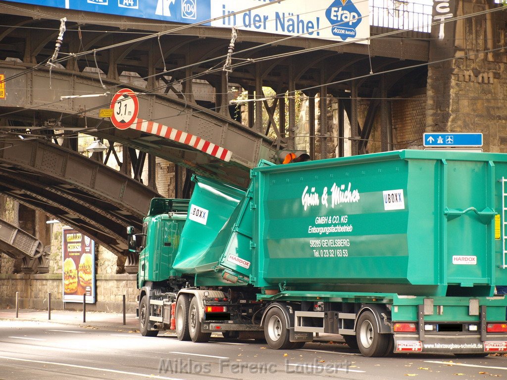 Container LKW blieb an Bruecke haengen Koeln Deutz Deutz Muelheimerstr P71.JPG